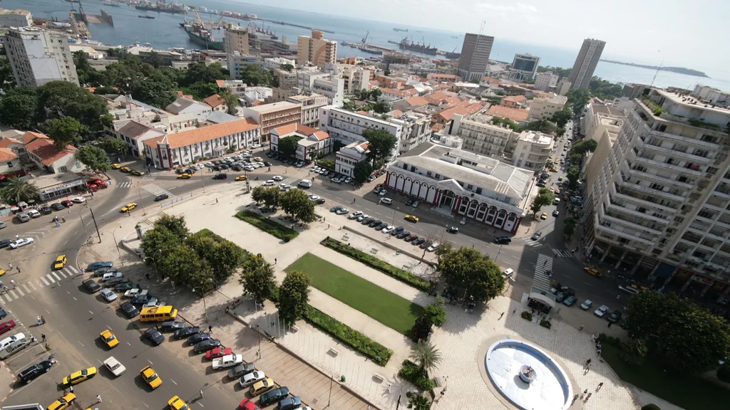 Vue aérienne du centre de Dakar — les services IA sont livrés dans tout le Sénégal à distance