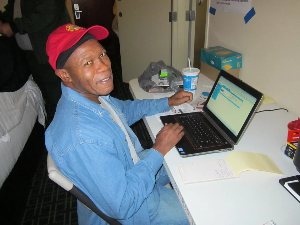 Professionnel sénégalais travaillant sur ses automatisations au quotidien